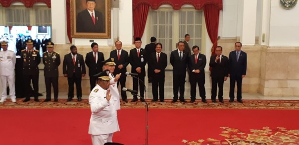 Pelantikan Wan Thamrin Hasyim Menjadi Gubernur Definitif Riau di Istana Negara, Jakarta