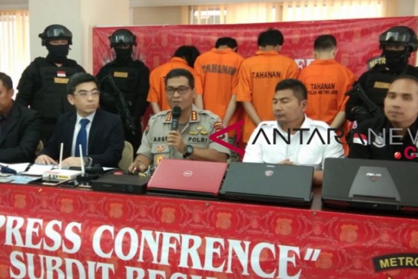 Polda Metro Jaya dan Kepolisian Singapura saat konferensi pers membongkar sindikat pembobolan tiket pesawat Singapore Airlines. 