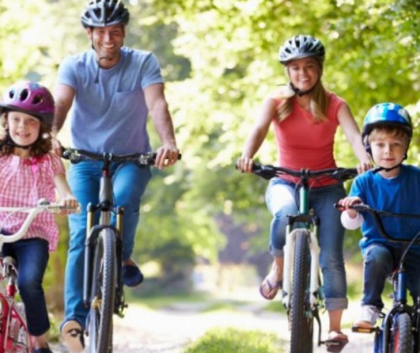 Ilustrasi orangtua dan anak bersepeda bersama. Foto: Shutterstock