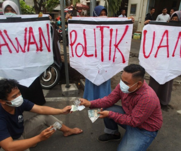 Ilustrasi aksi teatrikal Lawan Politik Uang. Foto: Antara.