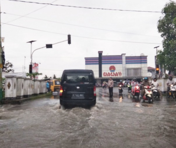 Banjir di simpang lampu merah Jalan Sekolah-Yos Sudarso di Rumbai Pesisir, Pekanbaru, Selasa (11/12/2018). Foto: Surya/Riau1.