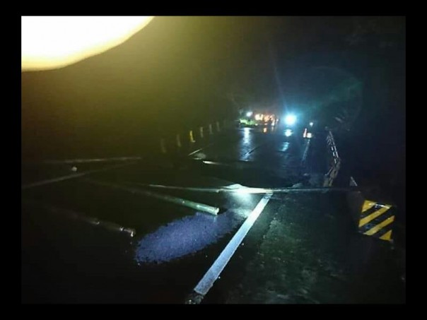 Air Terjun Lembah Anai sebelah kanan dari jembatan ini, Senin malam. 