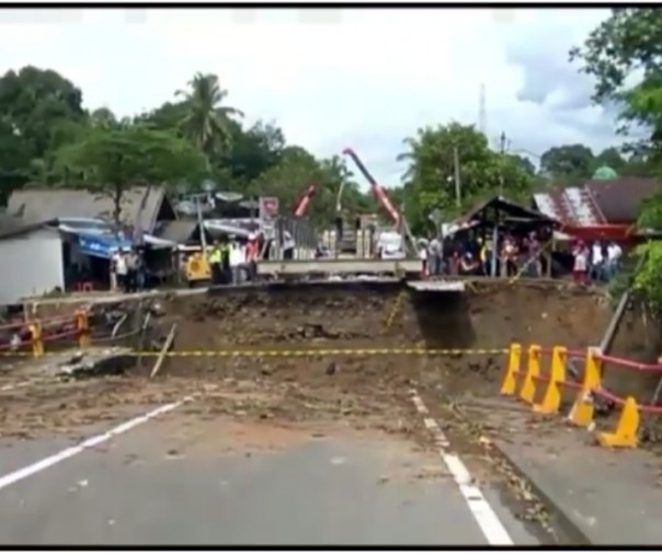 Proses pemasangan jembatan darurat di di Korong Pasa Usang, Nagari Kayutanam, Kabupaten Padang Pariaman, Sumbar, Rabu (12/12/2018). Foto: Instagram infosumbar.