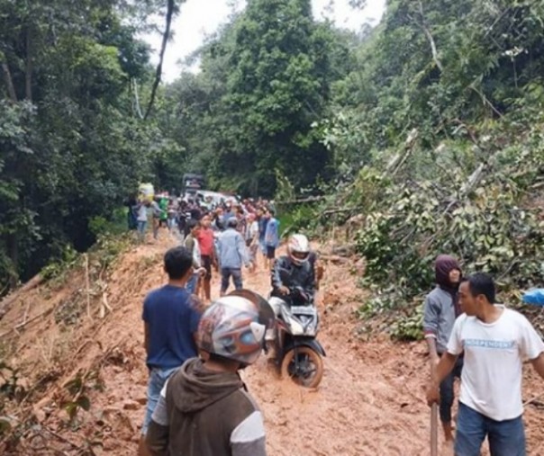 Kondisi jalan lintas Sumbar-Riau jelang kelok 9, Rabu (12/12/2018) siang. Foto: Instagram Infosumbar.