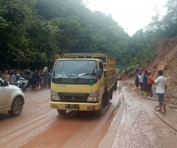 Arus kendaraan di Jalan Lintas Sumbar-Riau jelang Kelok 9 sudah bisa dilewati kendaraan di dua jalur, Rabu (12/12/2018). Foto: Instagram Infosumbar. 