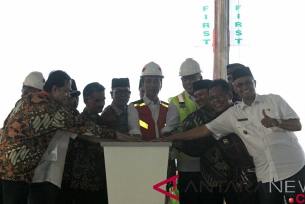 Presiden Jokowi dan pejabat lainnya saat peresmian peletakan batu pertama pembangunan jalan tol Banda Aceh-Sigli, Jumat sore. 