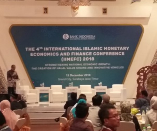 Deputi Gubernur Bank Indonesia Dody Budi Waluyo memberikan sambutan dalam Festival Ekonomi Syariah Indonesia (ISEF) di Surabaya, Kamis (13/12/2018). Foto: Antara.