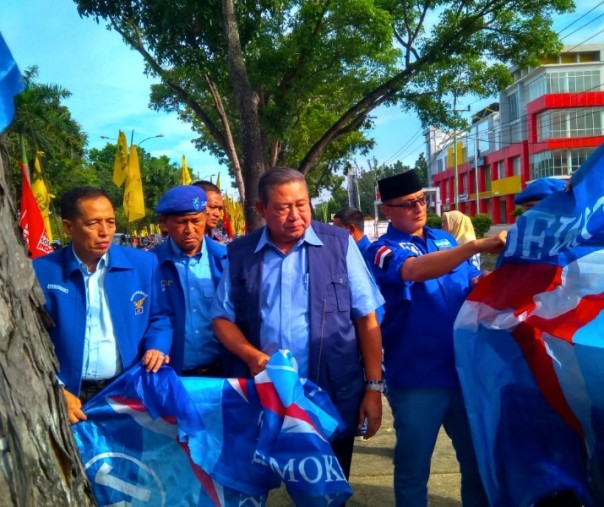 Tampak SBY melihat kondisi balihonya yang rusak diseputaran Jalan Jenderal Sudirman Pekanbaru. Tak bisa disembunyikan wajah kecewa mantan presiden RI keenam itu (Foto: Ist)