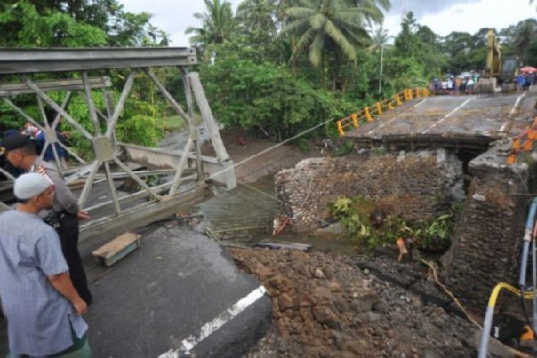 Pemprov Sumbar sedang memasang jembatan darurat di Kayu Tanam penghubung Bukittinggi ke Padang, Sabtu. 