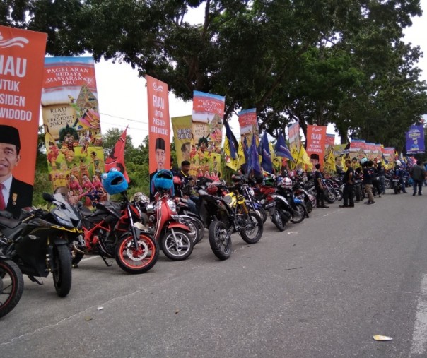 Komunitas bikers berjejer di depan Gelanggang Remaja di Jalan Sudirman, Pekanbaru, Sabtu (15/12/2018). Foto: Surya/Riau1.