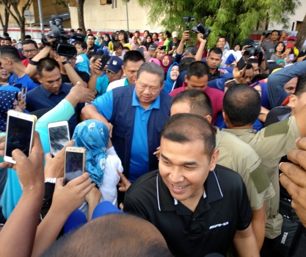 SBY disesaki massa di CFD Pekanbaru, Minggu pagi (Foto: Riau1.com)