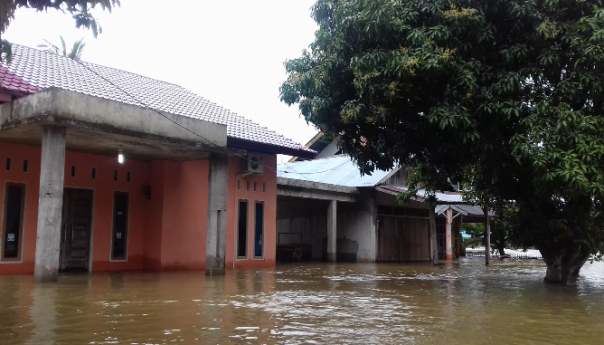 Gubernur Riau Wan Thamrin Turun Tinjau Banjir di Buluh Cina Kampar-R1/puri