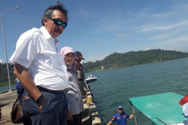 Deputi Menko Maritim, Ridwan Jamaludin dan rombongan saat meninjau Pelabuhan Teluk Tapang Air Bangis, Selasa. 