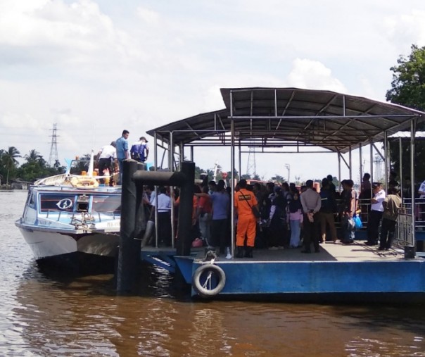 Para penumpang antre saat masuk ke kapal Meranti Jaya Express di Pelabuhan Sungai Duku, Pekanbaru, Riau, Senin (24/12/2018). Foto: Surya/Riau1.