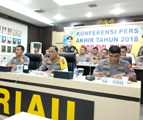 Kapolda Riau didampingi seluruh pejabat utama dalam konfrensi pers kinerja akhir tahun, Senin sore (Foto: Riau1.com)