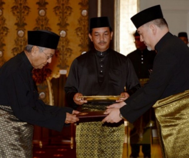 Perdana Menteri Malaysia ke-7 oleh Sultan Muhammad V di istana di Kuala Lumpur, Malaysia. Foto: Reuters