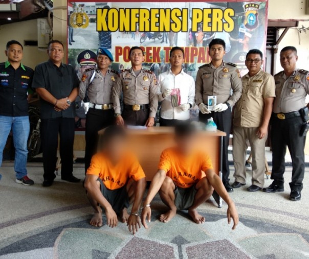 Kapolsek Tampan dan jajaran, saat konfrensi pers ditangkapnya dua pelaku jambret di Jalan Nangka (Tuanku Tambusai) Ujung (Foto: Riau1.com)