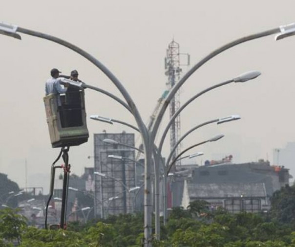 Ilustrasi perbaikan lampu penerangan jalan umum (PJU). Foto: mediaindonesia.com.