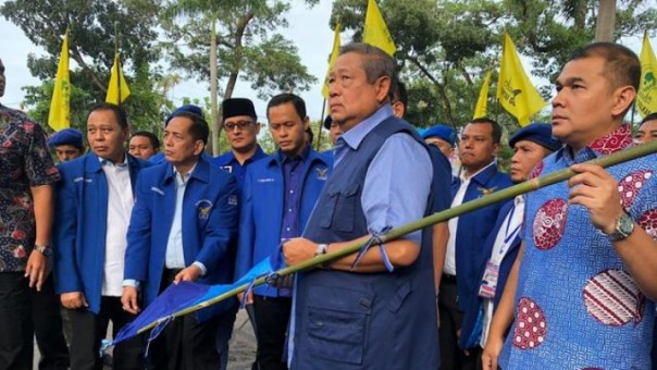 Ketua Umum Demokrat, Susilo Bambang Yudhoyono saat meninjau atribut Partai Demokrat yang dirusak di Kota Pekanbaru beberapa waktu lalu
