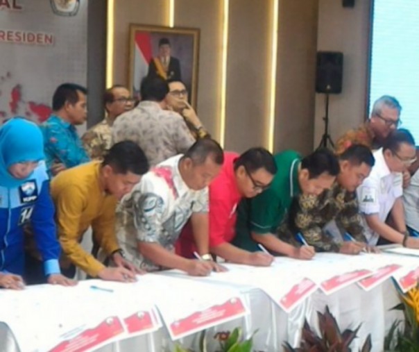 Tim kampanye pasangan calon presiden dan calon wakil presiden serta delegasi parpol peserta pemilu menandatangani contoh surat suara Pemilu 2019. Foto: Antara.