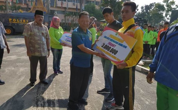Ketua KONI Riau Emrizal Pakis saat penyerahan bonus akhir tahun atlet berprestasi baru-baru ini