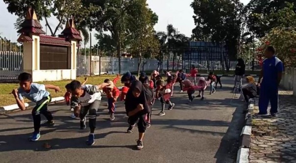 Para atlet sepatu roda Klub Bina Muda Pekanbaru saat sesi latihan perdana di tahun 2019