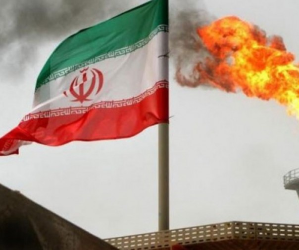 Gas memancar dari pusat produksi minyak di ladang minyak Soroush di Iran di Teluk Persia. Foto: Reuters.