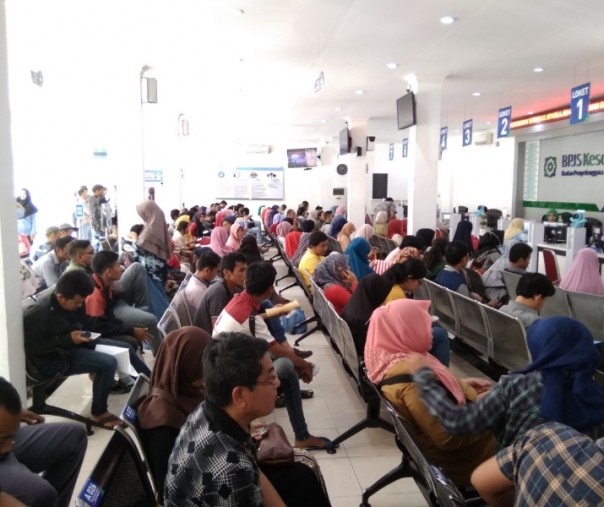 Aktivitas pelayanan di Kantor BPJS Kesehatan Cabang Pekanbaru, Senin (7/1/2018). Foto: Surya/Riau1.