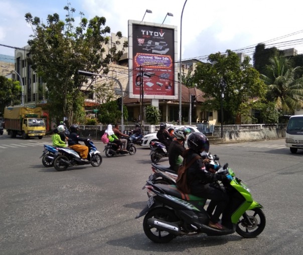Kendaraan bergerak bersamaan dari dua arah saat lampu lalu lintas menyala hijau di persimpangan Jalan Sultan Syarif Qasim-DR Setia Budi, Jumat (11/1/2019). Foto: Surya/Riau1.