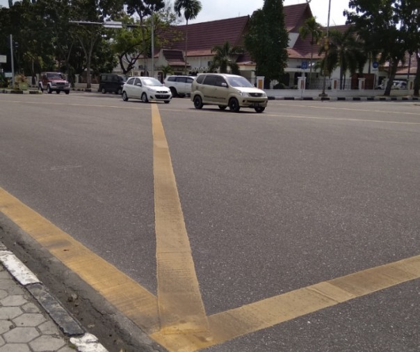 Yellow Box Junction di depan Rumah Dinas Gubernur Riau di Jalan Diponegoro, Pekanbaru. Foto: Surya/Riau1.