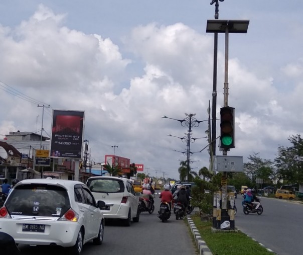 Pertigaan Jalan Yos Sudarso-Jalan Sekolah, Rumbai. Lampu lalu lintas ini sempat mati karena baterai tenaga surya dicuri. Foto: Surya/Riau1.