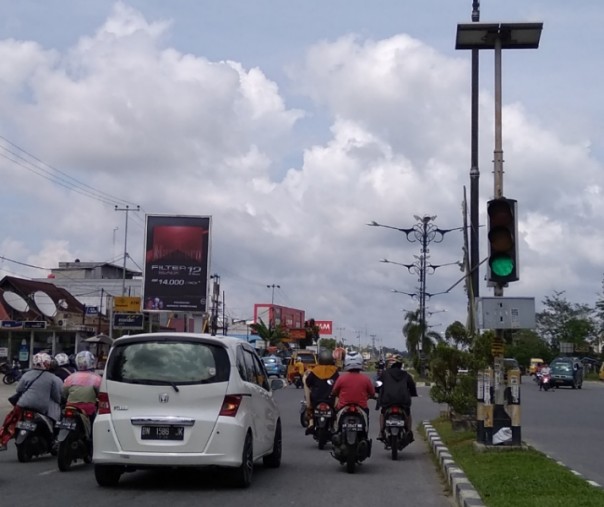 Kondisi lampu lalu lintas di pertigaan Jalan Yos Sudarao-Jalan Sekolah di Rumbai, Pekanbaru, Riau. Foto: Surya/Riau1.