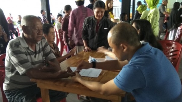 Salah seorang penderita katarak menjalani screening di komplek Pemuda City Walk Pekanbaru (foto: barkah/riau1.com)