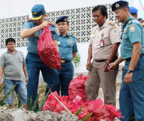 Pihak Lanal Dumai bersama Balai Karantina Pertanian Pekanbaru memusnahkan 2,7 ton bawang merah dari Malaysia pada September 2018 lalu. Foto: Koarmada1.tnial.mil.id.