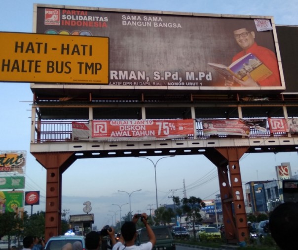 Baliho salah seorang caleg ini diberi tanda peringatan oleh Bawaslu Kota Pekanbaru di Jalan Soebrantas, Panam, tepatnya di depan Supermarket Giant, pada 7 Januari 2019 lalu. Foto: Surya/Riau1.