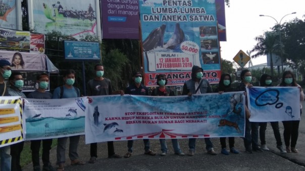 Sekelompok masyarakat membentangkan spanduk tolak eksploitasi hewan berkedok sirkus (foto: barkah/riau1.com)