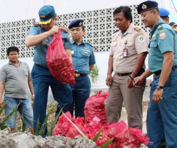 Pemusnahan bawang merah oleh pihak Lanal Dumai disaksikan petugas Balai Karantina Pertanian Pekanbaru, beberapa waktu lalu. Foto: Koarmada1.tnial.mil.id.