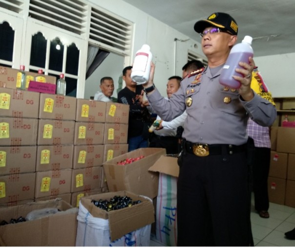 Kapolresta Pekanbaru Kombes Susanto menunjukkan sejumlah barang bukti home industri Miras palsu (Foto: Riau1.com)