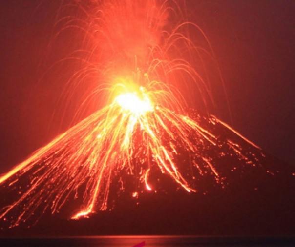 Lava pijar dari Gunung Anak Krakatau di perairan Selat Sunda, Kalianda, Lampung Selatan. Foto: Antara.