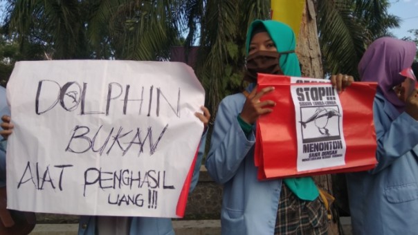 Aksi mahasiswa BEM Unri menolak sirkus lumba-lumba di Purna MTQ Pekanbaru (foto: barkah/riau1.com)