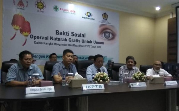 Kakanwil DJP Riau, Edward H Sianipar (tengah) bersama para mitra, HBT, IKPTB, RS Awal Bros dan Perdami Riau saat konfrensi pers kegiatan baksos operasi katarak gratis (foto: barkah/riau1.com)