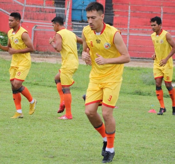 Skuad Semen Padang FC saat menjalani latihan di Stadion Gor Haji Agus Salim (GHAS) Padang