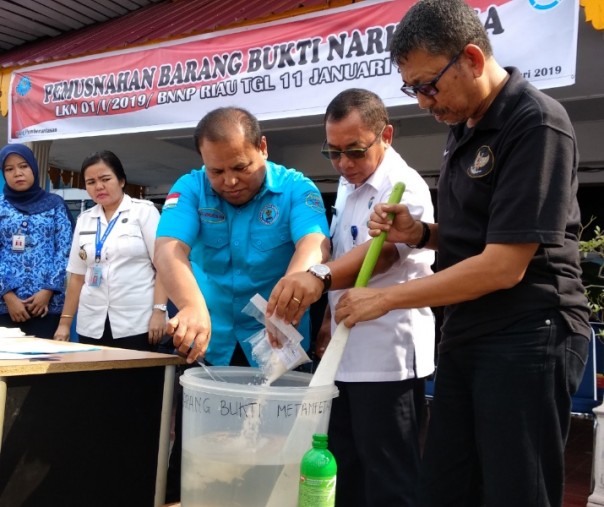 Plt Kepala BNN Riau AKBP Haldun memimpin proses pemusnahan barang bukti atas kepemilikan Pian, yang dibekuk di Jalan Jenderal Sudirman Pekanbaru
