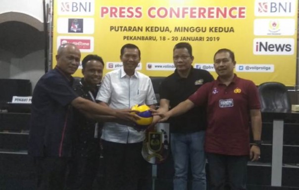 Walikoa Pekanbaru, Firdaus bersama jajaran Panitia Proliga 2019 seri Pekanbaru (foto: barkah/riau1.com)