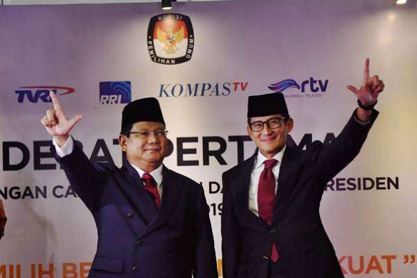 Ini penampakan Prabowo-Sandi saat tiba di Bidakara sambil mengacungkan salam dua jari dihadapan wartawan, Kamis malam sebelum debat. 