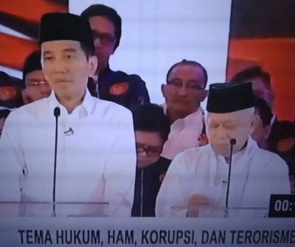 Pasangan Capres dan Cawapres Jokowi-Ma'ruf Amin dalam debat pasangan kandidat. Foto: Riau1.