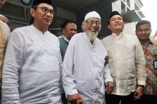 Ustadz Abu Bakar Baasyir didampingi kuasa hukum Yusril Ihza Mahendra (kanan). 