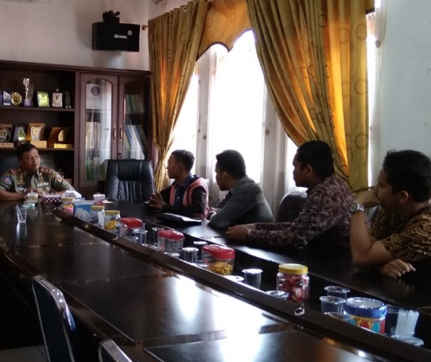 Ketua OPSI Riau Ruli (dua dari kiri) didampingi kuasa hukumnya dari LBH Pekanbaru saat bertemu Kasatpol PP Pekanbaru, beberapa hari lalu. Foto: Surya/Riau1.