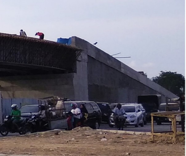 Situasi jalan di depan Pasar Pagi Arengka yang macet parah saat jam pulang kerja. Foto: Surya/Riau1.