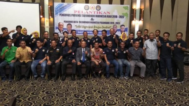 Jajaran pengurus Pengprov TI Riau periode 2018-2022 usai dilantik di Hotel Pangeran Pekanbaru (foto: barkah/riau1.com)